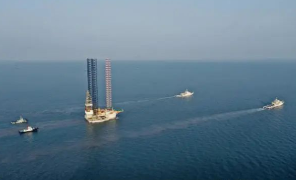 价值2.37亿美元的沪产海工重器“能源优势”号石油钻井平台出境交付