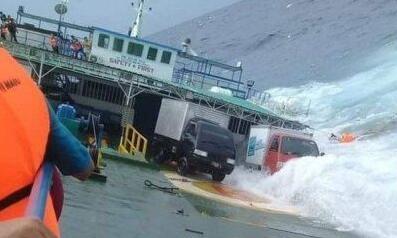 印尼一车客渡船进水致34人死亡