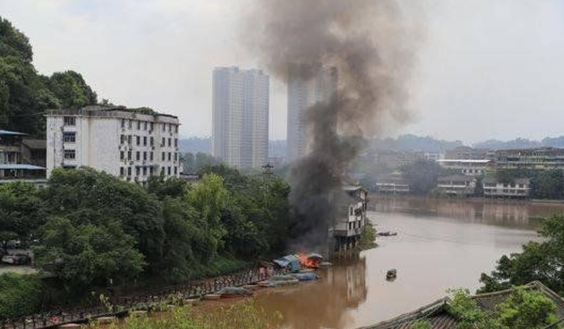 河边两船突发大火 所幸无人员伤亡