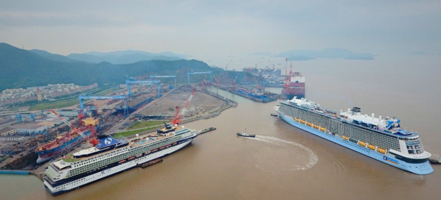 两艘豪华邮轮“海洋赞礼”号与“天海新世纪”号在舟山中远同框