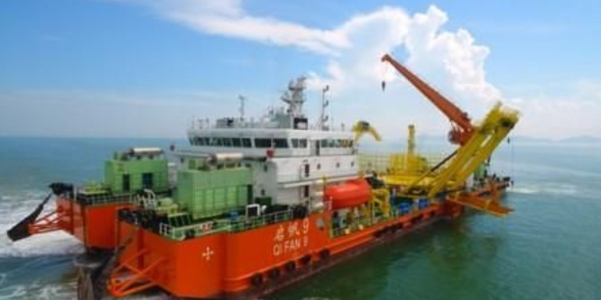国内首制5000吨级海缆施工船完成首航