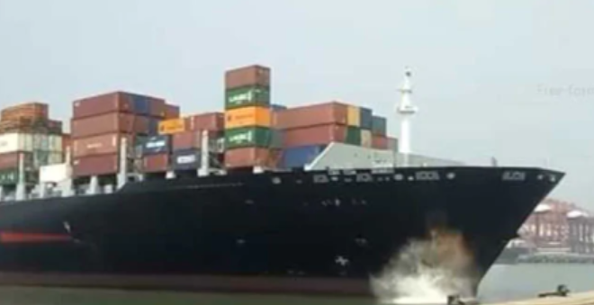 达飞11万吨新造箱船撞向码头！