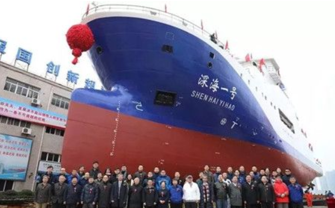 中国首艘载人潜水器支持母船“深海一号”下水