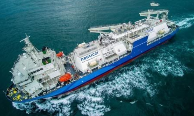 全球最大LNG燃料加注船投入运营