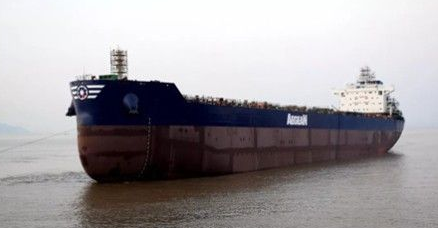 舟山中远海运重工首制81600吨散货船下水