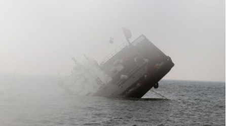 浙江舟山一渔船撞山沉没船上13人获救