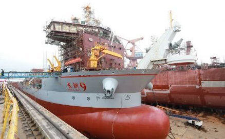 黄埔文冲龙穴厂区首制挖泥船出坞