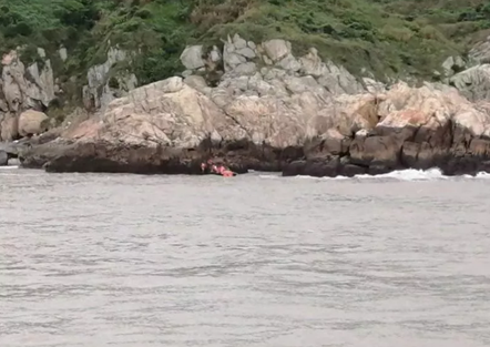 浙江一运输船为救渔船触礁沉没8人落水2人遇难