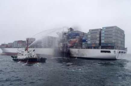浙江舟山海域两船舶遇险集装箱散落 当地组织打捞
