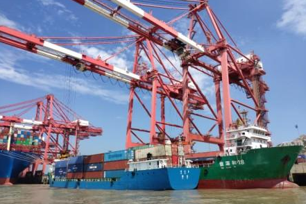 上海临港新片区码头“双档靠泊”船舶范围扩大试验成功