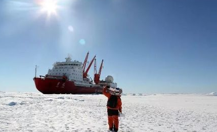 我国首艘自主建造极地科考船首航南极